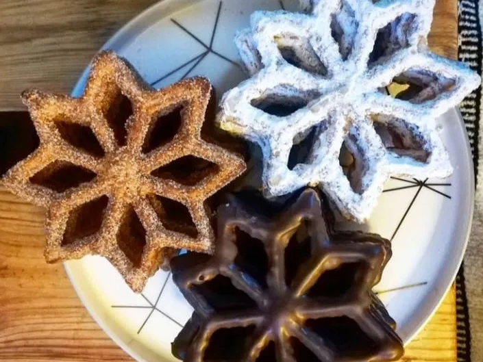 Buñuelos crujientes espolvoreados con canela