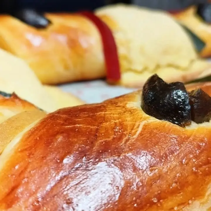 Rosca de reyes artesanal de La Chabela con frutas confitadas